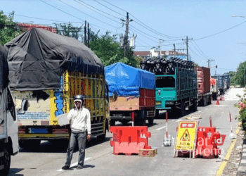 Sejumlah kendaraan terjebak kemacetan imbas pembangunan Jalan Pantura Kendal pada Minggu, 13 Oktober 2024. (Dok. Pribadi/Lingkarjateng.id)