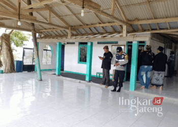 Pihak kepolisian saat mengawal pembongkaran makam habib palsu di Desa Maitan, Kecamatan Tambakromo, Kabupaten Pati pada Jumat, 18 Oktober 2024. (Arif Febriyanto/Lingkarjateng.id)