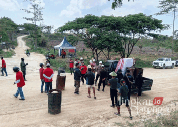 PROTES: Pemdes Tegaldowo bersama warga saat memblokir akses jalan brumbung, Tegaldowo, Kecamatan Gunem, Kabupaten Rembang, pada Selasa, 8 Oktober 2024. (Setyo Nugroho/Lingkarjateng.id)