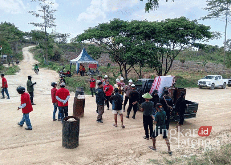 Protes Pabrik Semen Gresik Rembang, Warga Tegaldowo Blokir Jalan 25 PROTES: Pemdes Tegaldowo bersama warga saat memblokir akses jalan brumbung, Tegaldowo, Kecamatan Gunem, Kabupaten Rembang, pada Selasa, 8 Oktober 2024. (Setyo Nugroho/Lingkarjateng.id)