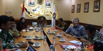 RAPAT: Pelaksana Tugas (Plt) Bupati Blora, Tri Yuli Setyowati (jilbab hitam), bersama jajaran Pemkab Blora saat menghadiri rapat pembagian Dana Bagi Hasil (DBH) Minyak dan Gas Bumi (Migas) Blok Cepu di Kementerian Dalam Negeri, Jakarta pada Rabu, 2 Oktober 2024. (Prokompim Blora/Lingkarjateng.id)