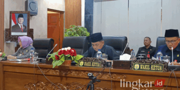 Bupati Grobogan, Sri Sumarni (kiri), saat mengikuti sidang paripurna ke-43 DPRD Grobogan pada Senin, 28 Oktober 2024. (Eko Wicaksono/Lingkarjateng.id)