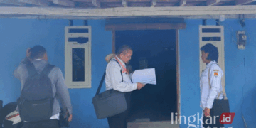Tim dari Disperakim Grobogan saat meninjau progres renovasi RTLH di salah satu desa di Kabupaten Grobogan. (Dok. Disperakim Grobogan/Lingkarjateng.id)