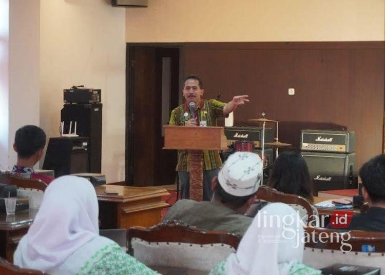 SOSIALISASI: Sekda Kabupaten Jepara, Edy Sujatmiko, menyampaikan sambutan dalam acara Sosialisasi Ketentuan Peraturan Perundang-undangan di Bidang Cukai dalam seminar kepemudaan di Aula Sultan Hadlirin Gedung OPD Bersama lantai 3 pada Selasa, 29 Oktober 2024. (Muhammad Aminudin/Lingkarjateng.id)