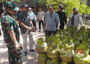Pj. Bupati Jepara, Edy Supriyanta, memantau salah satu pangkalan gas elpiji 3 kg di Karimunjawa pada Jumat, 18 Oktober 2024. (Muhammad Aminudin/Lingkarjateng.id)