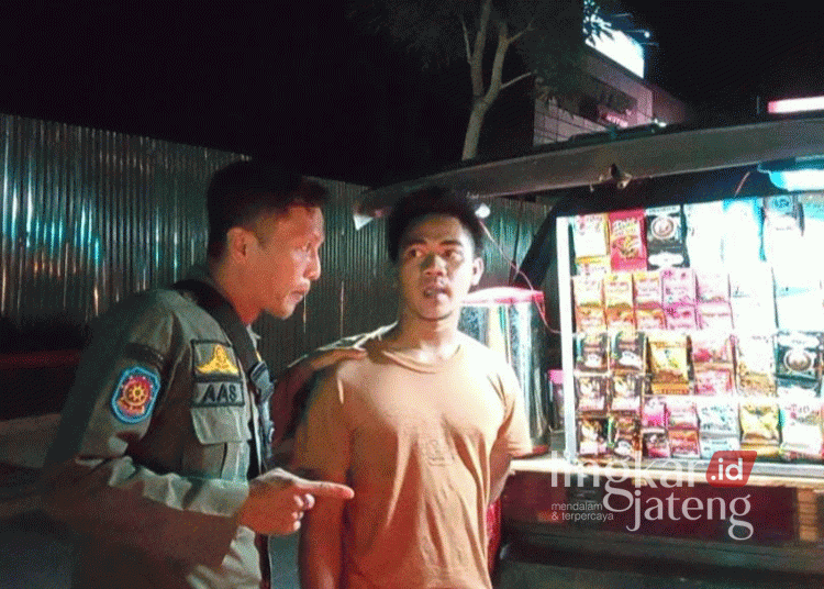 Masuk Zona Merah, Pemkab Jepara Tertibkan PKL di Jalan Kartini dan Pemuda 25 Tim gabungan dari Satpol PP dan Damkar bersama Diskominfo Jepara turun langsung menemui sejumlah PKL yang masih berjualan di sepanjang Jalan Kartini dan Jalan Pemuda pada Senin malam, 7 Oktober 2024. (Tomi Budianto/Lingkarjateng.id)