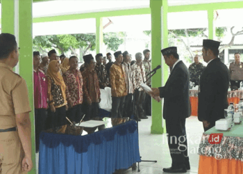 Bupati Rembang, Abdul Hafidz, saat mengukuhkan anggota Badan Permusyawaratan Desa (BPD) di salah satu kecamatan yang ada di Rembang beberapa tahun lalu. (Dok. Humas Pemkab Rembang/Lingkarjateng.id)