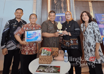 Pemkab Semarang Sabet Penghargaan Pembangunan RS Berbasis Green Hospital di CJIBF 2024 31 Kepala Dinkes Kabupaten Semarang, Dwi Syaiful Noor Hidayat (tengah), didampaingi Forkompimda Kabupaten Semarang saat memamerkan piala penghargaan yang diraih di ajang Central Java Investment Business Forum (CJIBF) yang diadakan di Kawasan Industri Terpadu Batang (KITB) pada Selasa, 29 Oktober 2024. (Dok. Dinkes Kab. Semarang/Lingkarjateng.id)