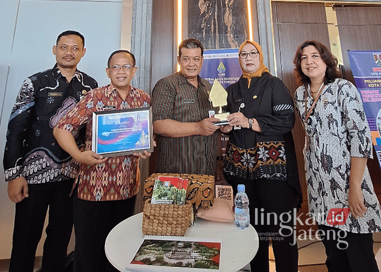 Kepala Dinkes Kabupaten Semarang, Dwi Syaiful Noor Hidayat (tengah), didampaingi Forkompimda Kabupaten Semarang saat memamerkan piala penghargaan yang diraih di ajang Central Java Investment Business Forum (CJIBF) yang diadakan di Kawasan Industri Terpadu Batang (KITB) pada Selasa, 29 Oktober 2024. (Dok. Dinkes Kab. Semarang/Lingkarjateng.id)