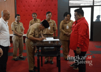 Pemkab Semarang Kucurkan Bantuan Keuangan Miliaran Rupiah untuk Parpol di Parlemen 25 Pjs. Bupati Semarang, Basari, bersama forkompimda setempat saat menyerahkan bantuan keuangan kepada 10 partai politik di Ruang Dharma Satya Komplek Kantor Bupati Semarang, Ungaran, Kabupaten Semarang, pada Senin, 21 Oktober 2024. (Hesty Imaniar/Lingkarjateng.id)