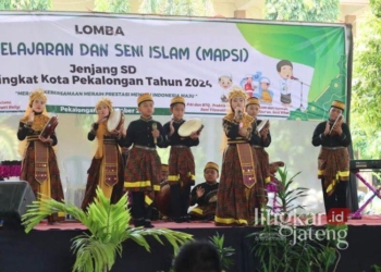 LOMBA: Peserta Lomba MAPSI ke-25 tingkat SD se-Kota Pekalongan mengikuti lomba seni rebana di gedung SMP Islam Ma’had pada Kamis, 10 Oktober 2024. (Dok. Kominfo Kota Pekalongan/Lingkarjateng.id)