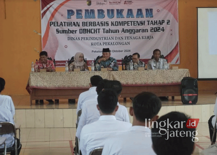 Para peserta antusias mendengarkan materi dalam pelatihan berbasis kompetensi (PBK) yang digelar Pemkot Pekalongan melalui Dinperinaker setempat pada Rabu, 9 Oktober 2024. (Dok. Kominfo Kota Pekalongan/Lingkarjateng.id)