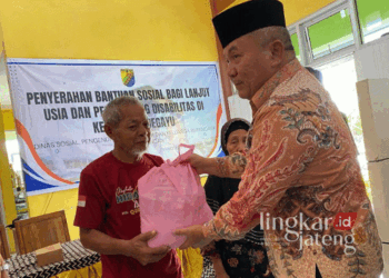 Plt. Wali Kota Pekalongan, Salahudin, saat menyerahkan bantuan sosial berupa paket sembako kepada lansia dan penyandang disabilitas di Kelurahan Degayu, Kecamatan Pekalongan Timur, pada Kamis, 24 Oktober 2024. (Dok. Kominfo Kota Pekalongan/Lingkarjateng.id)