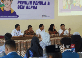 Sejumlah pelajar SMA dan sekolah sederajat saat mengikuti  workshop literasi digital bagi pemilih pemula di Aula Sekolah SMKN 2 Salatiga pada Rabu, 9 Oktober 2024. (Dok. Kominfo Salatiga/Lingkarjateng.id)