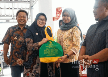 Ketua TP PKK Salatiga, Anita Yasip (dua dari kiri), didampingi Pj. Wali Kota Salatiga, Yasip Khasani (paling kiri), saat memberikan paket sembako kepada warga di Kelurahan Kecandran, Kecamatan Sidomukti, pada Rabu, 16 Oktober 2024. (Dok. Prokompim Setda Salatiga/Lingkarjateng.id)