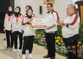 Pj. Gubernur Jateng, Nana Sudjana, saat menyerahkan penghargaan tali asih dan uang pembinaan secara simbolis untuk para peraih medali di ajang PON XXI Aceh-Sumut di Wisma Perdamaian, Kota Semarang, pada Jumat, 4 Oktober 2024. (Dok. Humas Pemprov Jateng/Lingkarjateng.id)