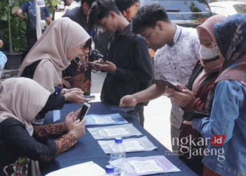 Para pencari kerja saat melakukan registrasi di Jepara Job Fair 2024 di Hall Maribu Resto pada Jumat, 25 Oktober 2024. (Tomi Budianto/Lingkarjateng.id)