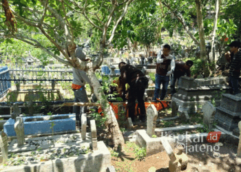 Tim Inafis Polrestabes Semarang saat mengevakuasi mayat yang ditemukan warga di Pemakaman Umum Randusari, Kecamatan Semarang Selatan, Kota Semarang, pada Kamis, 10 Oktober 2024. (Rizky Syahrul Al-Fath/Lingkarjateng.id)