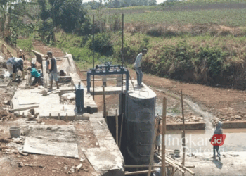 Sejumlah pekerja tengah menggarap proyek pembangunan saluran irigasi di Desa Purworejo, Kecamatan Margoyoso, Kabupaten Pati, pada Rabu, 9 Oktober 2024. (Arif Febriyanto/Lingkarjateng.id)