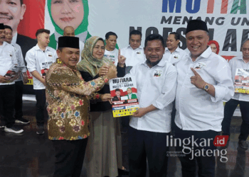 Paslon Bupati dan Wakil Bupati Semarang di Pilkada 2024, Ngesti Nugraha dan Nur Arifah, saat hadir di kegiatan "Pengukuhan Tim Kampanye Mutiara" di Posko Pemenangan Mutiara yang ada di Lopait, Kecamatan Tuntang, pada Sabtu petang, 5 Oktober 2024. (Hesty Imaniar/Lingkarjateng.id)