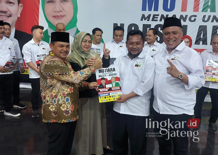 Paslon Bupati dan Wakil Bupati Semarang di Pilkada 2024, Ngesti Nugraha dan Nur Arifah, saat hadir di kegiatan "Pengukuhan Tim Kampanye Mutiara" di Posko Pemenangan Mutiara yang ada di Lopait, Kecamatan Tuntang, pada Sabtu petang, 5 Oktober 2024. (Hesty Imaniar/Lingkarjateng.id)