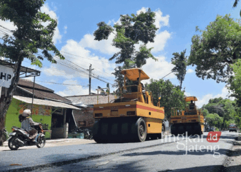 Pekerja sedang menggarap peningkatan jalan di Purwodadi, Kabupaten Grobogan, belum lama ini. (Dok. Pribadi/Lingkarjateng.id)