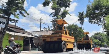 Pekerja sedang menggarap peningkatan jalan di Purwodadi, Kabupaten Grobogan, belum lama ini. (Dok. Pribadi/Lingkarjateng.id)