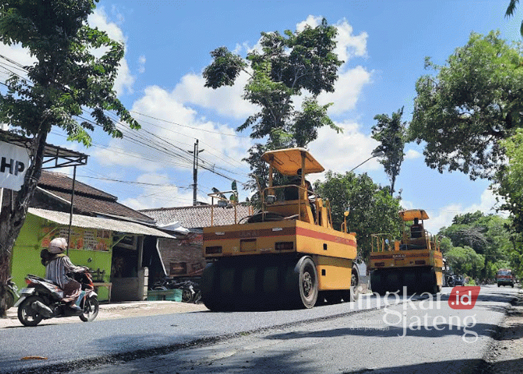 Pekerja sedang menggarap peningkatan jalan di Purwodadi, Kabupaten Grobogan, belum lama ini. (Dok. Pribadi/Lingkarjateng.id)