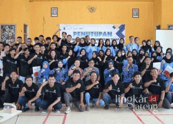 Para peserta berfoto bersama sejumlah pejabat di lingkungan Pemerintah Kota (Pemkot) Pekalongan dalam acara penutupan pelatihan kerja berbasis kompetensi di BLK setempat pada Kamis, 17 Oktober 2024. (Dok. Kominfo Kota Pekalongan/Lingkarjateng.id)