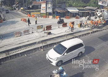 Sejumlah kendaraan saat melintas di Jembatan Simpang Tiga Trengguli, Demak, yang rampung diperbaiki pada Minggu, 6 Oktober 2024. (M. Burhanuddin Aslam/Lingkarjateng.id)