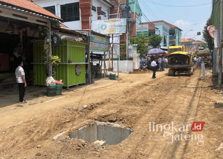 Perbaikan drainase Jalan KH KH Turaichan Adjhuri Kudus