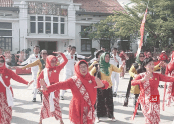 Ribuan warga Kota Pekalongan bersama ASN dan pelajar kompak mengikuti flashmob berbatik dalam rangka memperingati Hari Batik Nasional 2024 di halaman Museum Batik Pekalongan pada Rabu, 2 Oktober 2024. (Dok. Kominfo Kota Pekalongan/Lingkarjateng.id)