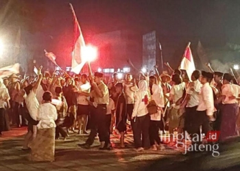 TEATRIKAL: Pelajar Pekalongan memperagakan adegan heroik dalam drama kolosal peringatan Pertempuran 3 Oktober 1945 di Monumen Djoeang 45, Kota Pekalongan, Kamis, 3 Oktober 2024 malam. (Dok. Kominfo Pekalongan/Lingkarjateng.id)