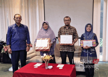 Dinkop UMKM Pati Raih Penilaian Tertinggi dalam Diklat yang Digelar Kemenkop UKM 28 DAPAT HADIAH: Perwakilan dari Dinkop UMKM Pati, Irma Indrasari, S.E. (dua dari kiri), menerima hadiah sebagai peserta pelatihan dengan nilai tertinggi (juara satu) saat Diklat Pengawas Koperasi se-Jateng di Yogyakarta pada Kamis, 10 Oktober 2024. (Dok. Pribadi/Lingkarjateng.id)