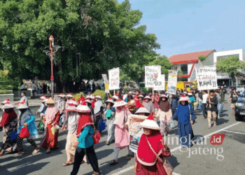 Puluhan petani Desa Pundenrejo, Kecamatan Kayen, saat menggelar aksi demonstrasi di depan Kantor Bupati Pati pada Jumat, 4 Oktober 2024. (Arif Febriyanto/Lingkarjateng.id)