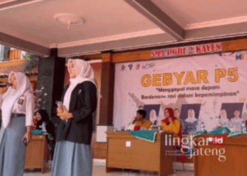 Sesi debat publik dalam rangkaian Pilketos SMA PGRI 2 Kayen, Pati, di panggung demokrasi sekolah setempat pada Selasa, 1 Oktober 2024. (Dok. HMS/Lingkarjateng.id)