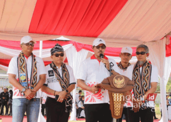 Pj. Gubernur Jateng, Nana Sudjana (tengah), saat memberikan sambutan dalam upacara puncak peringatan Hari Sumpah Pemuda ke-96 tingkat Provinsi Jawa Tengah di Pantai Bandengan, Jepara, pada Senin, 28 Oktober 2024. (Muhammad Aminudin/Lingkarjateng.id)