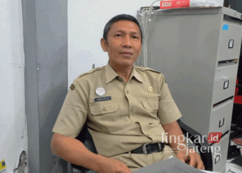 Aplikasi 'Pak Dalman' Inovasi Disdukcapil Kendal Mudahkan Warga Akses Pelayanan Adminduk 27 Plt. Kabid Pengelolaan Informasi Administrasi Kependudukan Disdukcapil Kabupaten Kendal, Suryanto. (Arvian Maulana/Lingkarjateng.id)