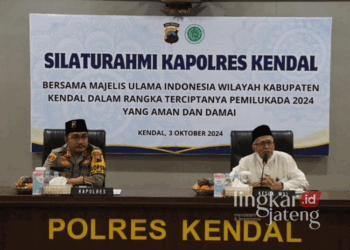 Jaga Kamtibmas Jelang Pilkada, Polres Kendal Jalin Sinergitas Bersama MUI 27 Kapolres Kendal, AKBP Feria Kurniawan (kiri), dan Ketua MUI Kendal, KH Asroi Tohir (kanan), dalam acara silaturahmi yang digelar di Mapolres setempat pada Kamis, 3 Oktober 2024. (Dok. Polres Kendal/Lingkarjateng.id)