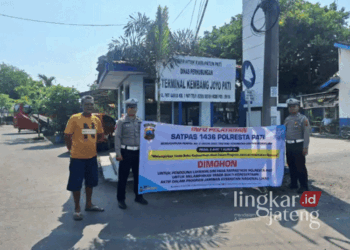 SOSIALISASI: Pemberitahuan dari Satlantas Polresta Pati jelang diberlakukannya wajib JKN dalam kepengurusan SIM di Terminal Kembangjoyo Pati beberapa waktu lalu. (Dok. Polresta Pati/Lingkarjateng.id)