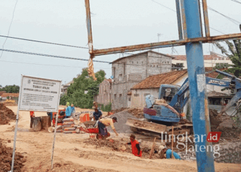 Sejumlah pekerja tengah mengerjakan proyek pembangunan gedung serbaguna di Kelurahan Kalidoro, Kecamatan/Kabupaten Pati, pada Rabu, 16 Oktober 2024. (Arif Febriyanto/Lingkarjateng.id)