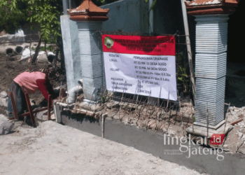Banner informasi proyek pembangunan drainase atau saluran air di Desa Sogo RT 03/RW 03, Kecamatan Randublatung, Kabupaten Blora, menyebutkan pengerjaan bangunan menelan anggaran hingga Rp 67 miliar. (Hanafi/Lingkarjateng.id)