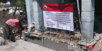 Banner informasi proyek pembangunan drainase atau saluran air di Desa Sogo RT 03/RW 03, Kecamatan Randublatung, Kabupaten Blora, menyebutkan pengerjaan bangunan menelan anggaran hingga Rp 67 miliar. (Hanafi/Lingkarjateng.id)
