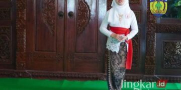 BERCERITA: Salah satu peserta lomba bercerita dengan Bahasa Jawa dialek Jeparanan yang diselenggarakan Dinas Pariwisata dan Kebudayaan Jepara pada Selasa, 15 Oktober 2024. (Muhammad Aminudin/Lingkarjateng.id)