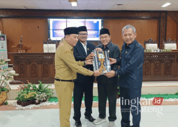 SIMBOLIS: Penjabat (Pj.) Bupati Jepara Edy Supriyanta saat menyerahkan draft RAPBD tahun 2025 kepada DPRD Jepara pada Senin, 21 Oktober 2024. (Tomi Budaianto/Lingkarjateng.id)