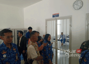 Sejumlah jajaran RS Bhina Bhakti Husada Rembang saat meninjau fasilitas bangsal Psikiatri Kresna yang baru saja diresmikan pada Kamis, 17 Oktober 2024. (Setyo Nugroho/Lingkarjateng.id)