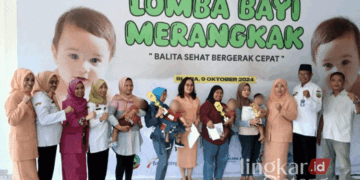 Para pemenang lomba bayi merangkak yang diselenggarakan oleh Forum Pimpinan Redaksi Media Blora berfoto bersama di Kantor Dinas Perpustakaan dan Kearsipan setempat pada Rabu, 9 Agustus 2024. (Dok. Pribadi/Lingkarjateng.id)