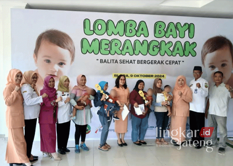 Para pemenang lomba bayi merangkak yang diselenggarakan oleh Forum Pimpinan Redaksi Media Blora berfoto bersama di Kantor Dinas Perpustakaan dan Kearsipan setempat pada Rabu, 9 Agustus 2024. (Dok. Pribadi/Lingkarjateng.id)