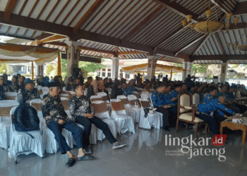 Ratusan kepala desa se-Kabupaten Pati saat berkumpul di pendopo kabupaten setempat pada Kamis, 17 Oktober 2024. (Arif Febriyanto/Lingkarjateng.id)