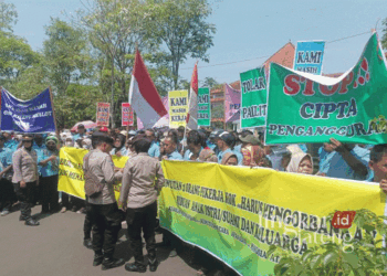 Ratusan karyawan PT Panamtex melakukan aksi unjuk rasa di depan Kantor DPRD Kabupaten Pekalongan untuk menuntut pembatalan putusan pailit pada Rabu, 2 Oktober 2024. (Fahri Akbar/Lingkarjateng.id)